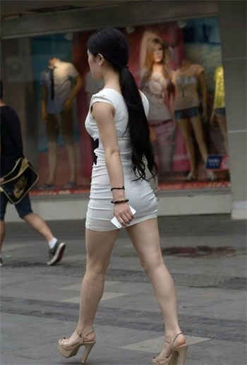 姐穿睡衣进了我的房间