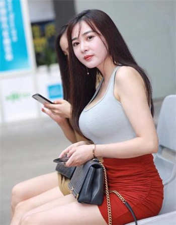 绑架美女挠脚心