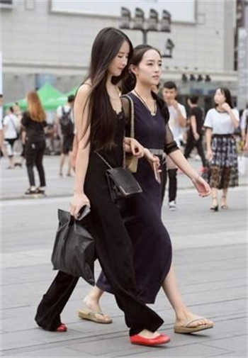 把葡萄夹在下面挤出来