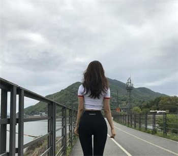 丈夫让妻子去陪领导吃饭