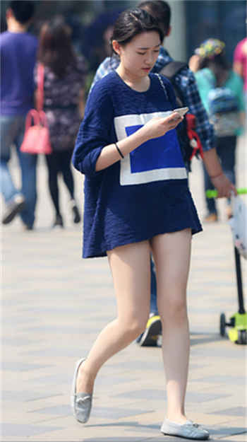 19岁女主播直播换衣服