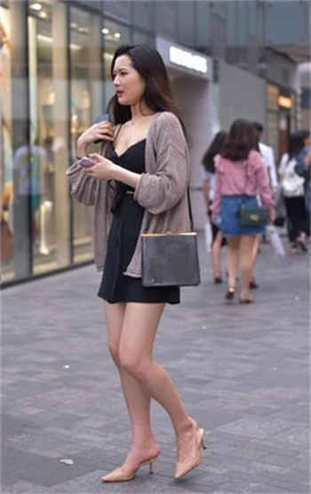 快手沫沫对镜子换衣服