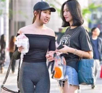 接电话时故意往前顶一下